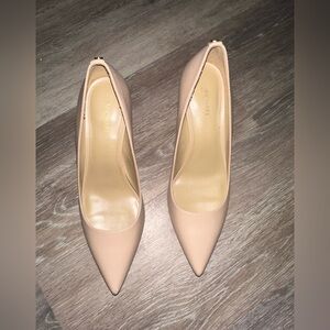 Michael Kors Dorothy Flex Leather Pump is a size 6.5.
